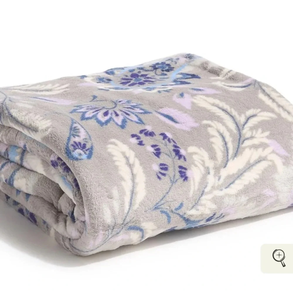 - 🌸 Vera Bradley NWT  50”x80 Throw Blanket